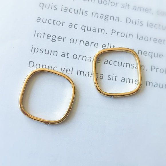 Size 7 Minimalist Gold Square Ring - Picture 4 of 5